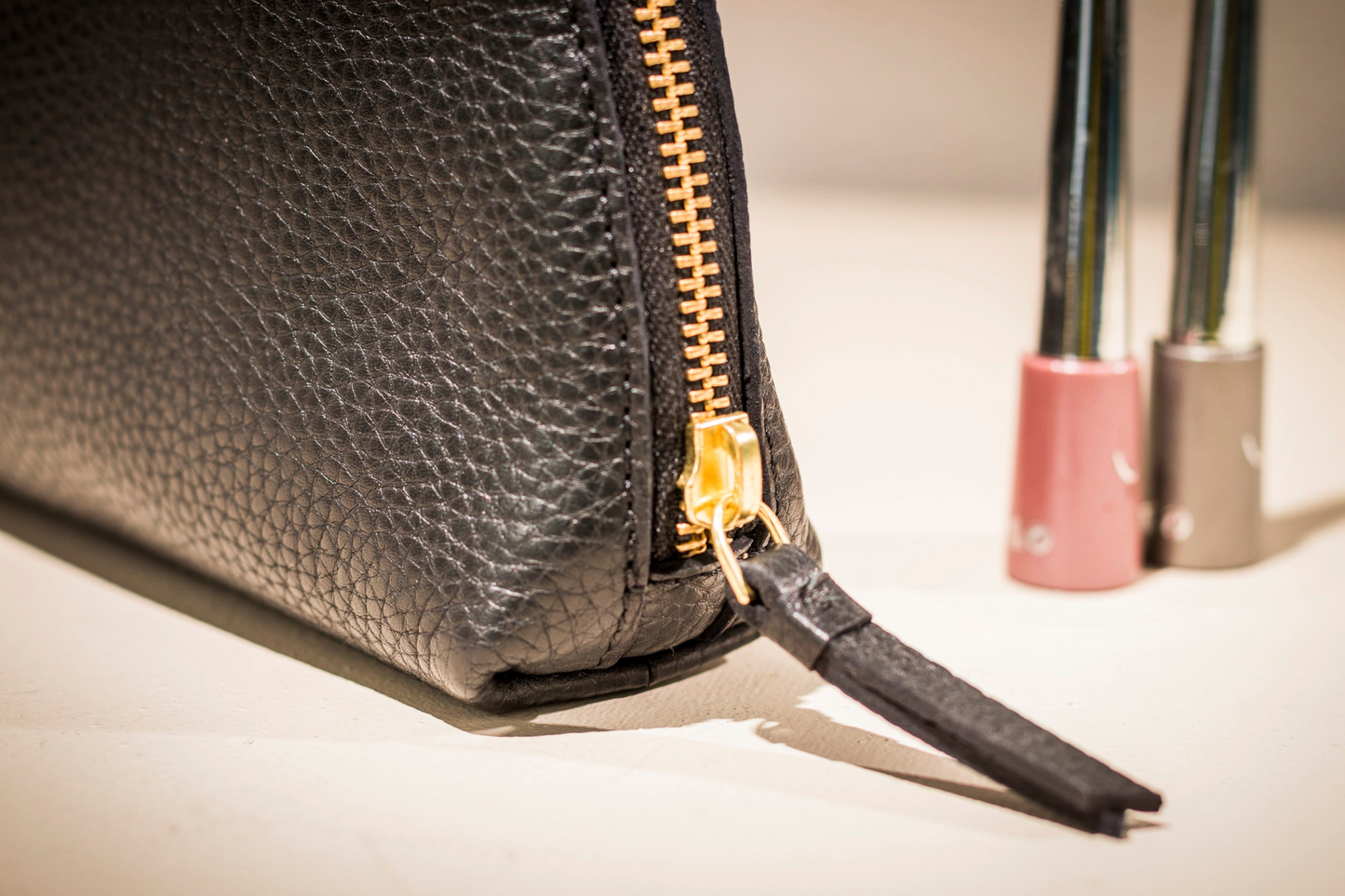 Travel Case Medium | Genuine Pebble Leather | Zipper Closure